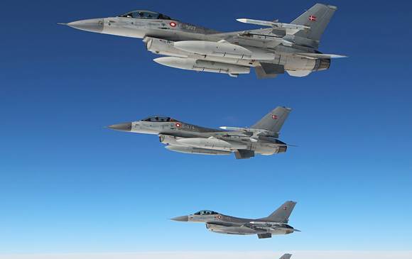 Danske F-16-fly i luften.