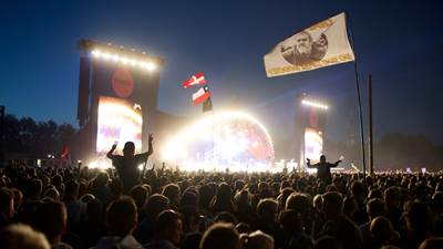 Stor menneskemængde til koncert under Roskilde Festival