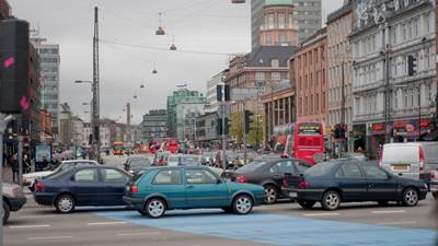 Trafik ved Rådhuspladsen i København, hvor biler svinger til venstre i et vejkryds