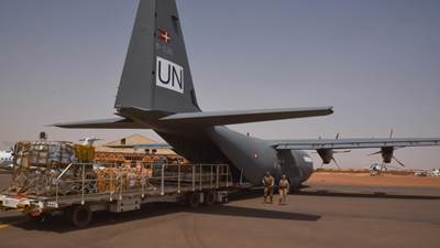 FN militærfly er ved at blive læsset 