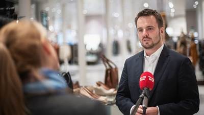 Erhvervsminister Simon Kollerup taler med TV2 ude på i en detailbutik 