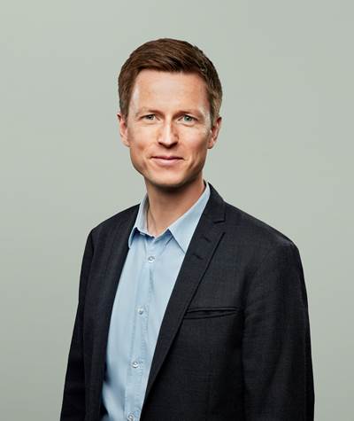 Uddannelses- og forskningsminister Jesper Petersen i sort blazer og lyseblå skjorte