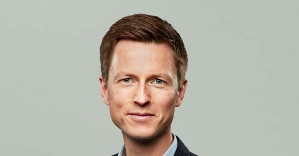 Uddannelses- og forskningsminister Jesper Petersen i sort blazer og lyseblå skjorte