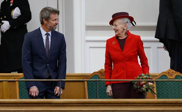 Hans Kongelige Højhed Kronprins Frederik til venstre for Hendes Majestæt Dronning Margrethe den II af Danmark inden Folketingets åbning, 5. oktober 2021.