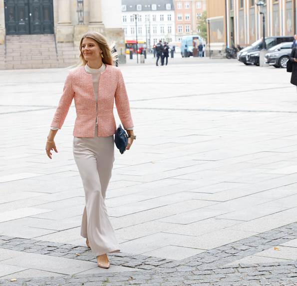 Kultur- og kirkeminister Ane Halsboe-Jørgensen på vej til gudstjeneste i Christiansborg Slotskirke.