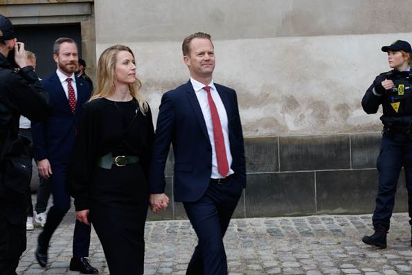 Udenrigsminister Jeppe Kofod ankommer til Christiansborg Slotskirke.