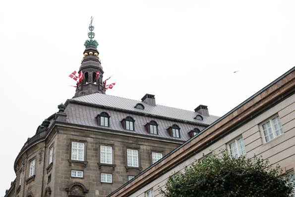 Billede af Christiansborg med flag i tårnet.