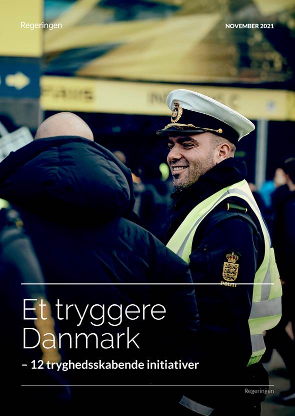 Forsideillustration til udspillet Et tryggere Danmark. Politibetjent ses i samtale med borger.