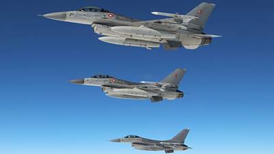 Danske F-16-fly i luften.