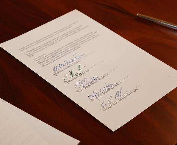 Nationalt kompromis om dansk sikkerhedspolitik signeret af statsminister Mette Frederiksen, Jakob Ellemann-Jensen, Pia Olsen Dyhr, Sofie Carsten Nielsen og Søren Pape Poulsen.