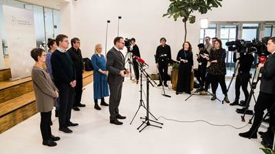 Dan Jørgensen og de øvrige parter præsenterer tillægsaftale om varmechecken på pressemøde den 30. marts 2022.