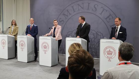 Billede fra pressemødet hvor Lea Wermelin, Nicolai Wammen, Mette Frederiksen, Dan Jørgensen og Jeppe Bruus præsenterede udspillet Danmark kan mere II