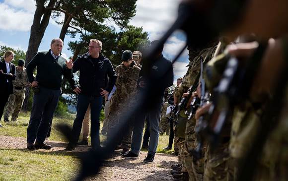 Forsvarsminister Morten Bødskov omgivet af soldater. Foto: Forsvarsministeriet.