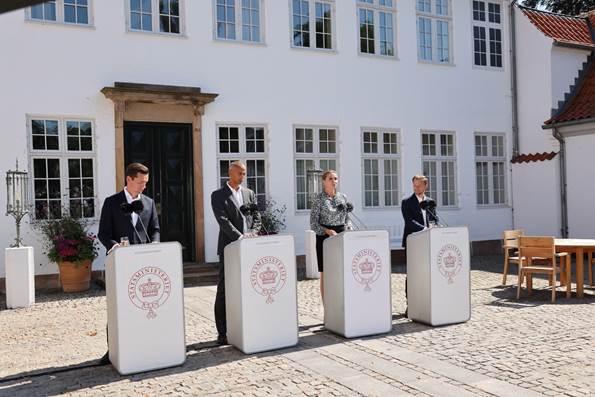 Kaare Dybvad Bek, Mattias Tesfaye, statsminister Mette Frederiksen og Peter Hummelgaard præsenterer bandepakke IV ved pressemøde på Marienborg