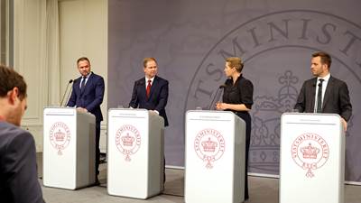 Dan Jørgensen, Nicolai Wammen, statsminister Mette Frederiksern og Simon Kollerup ved pressemøde om stigende energipriser.