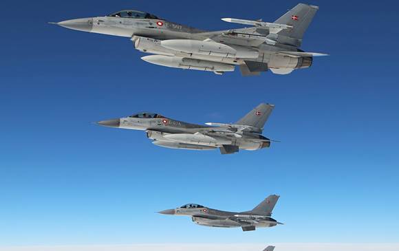 Billede af tre F16-fly 