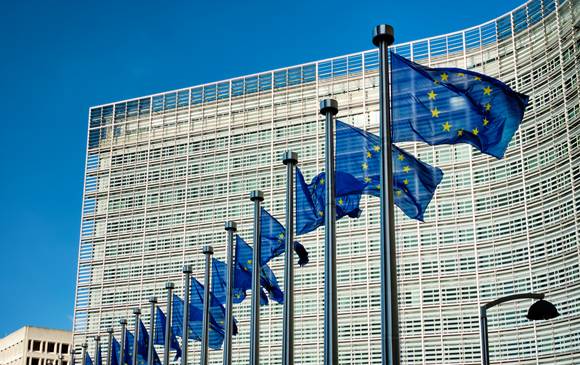 EU-flagene foran Europa-Kommissionens bygning i Bruxelles,