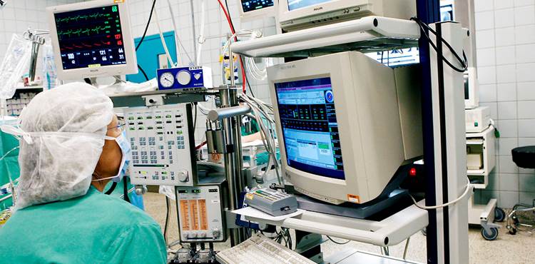 Billede af en læge og udstyr på en operationsstue