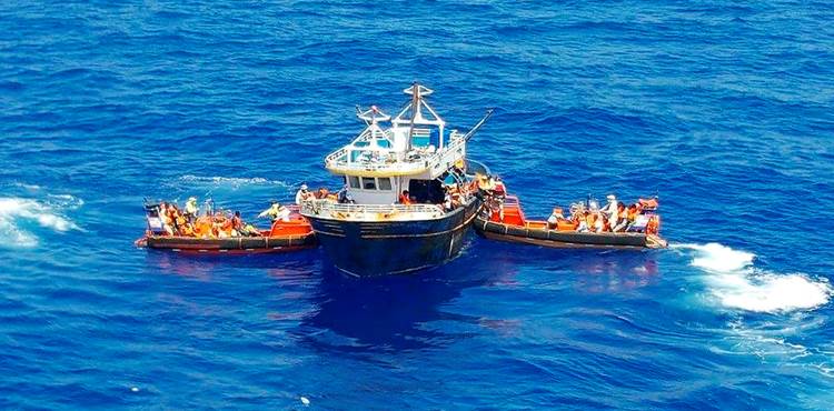 Flygtninge  reddes af fiskerbåd i Middelhavet. August 2016.