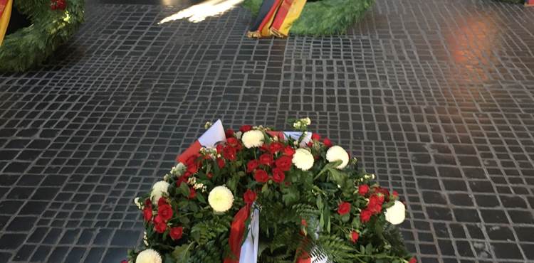 Blomsternedlæggelse ved Neue Wache på Unter den Linden