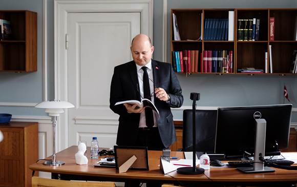 Portræt af Søren Pape Poulsen ved hans skrivebord