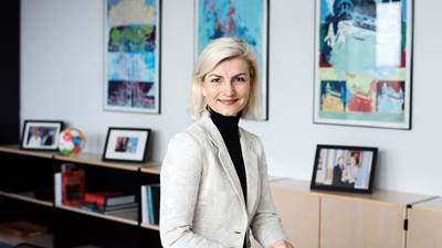 Portræt af Ulla Tørnæs på hendes kontor