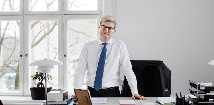 Portræt af Søren Pind ved hans skrivebord