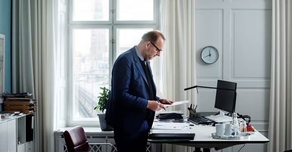 Portræt af Lars Christian Lilleholt ved hans skrivebord