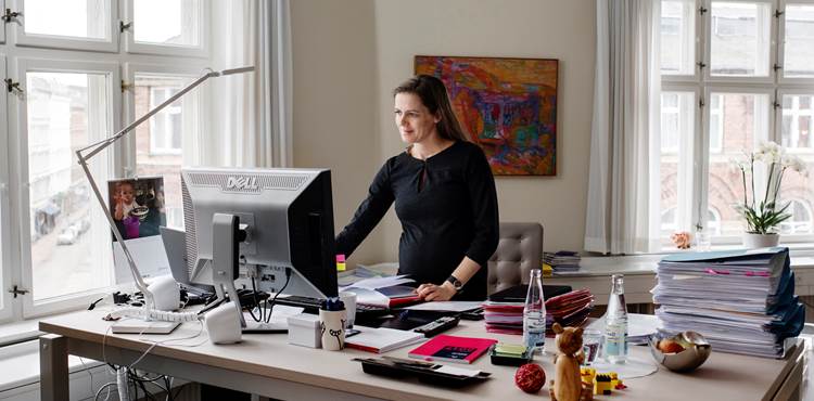 Portræt af Ellen Trane Nørby ved hendes skrivebord