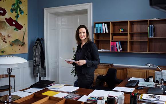 Portræt af Merete Riisager ved hendes skrivebord