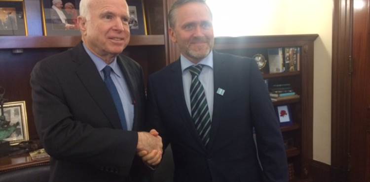 Anders Samuelsen der giver hånd til senator John McCain