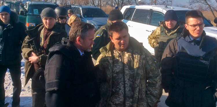 Udenrigsministeren med soldater i forbindelse med OSCE-samarbejde