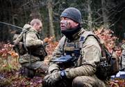 Danske soldater holder pause i skov