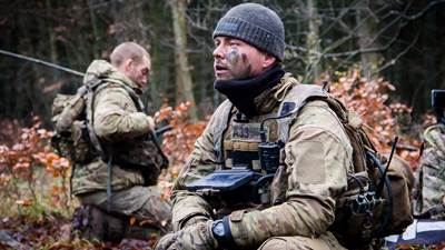 Danske soldater holder pause i skov