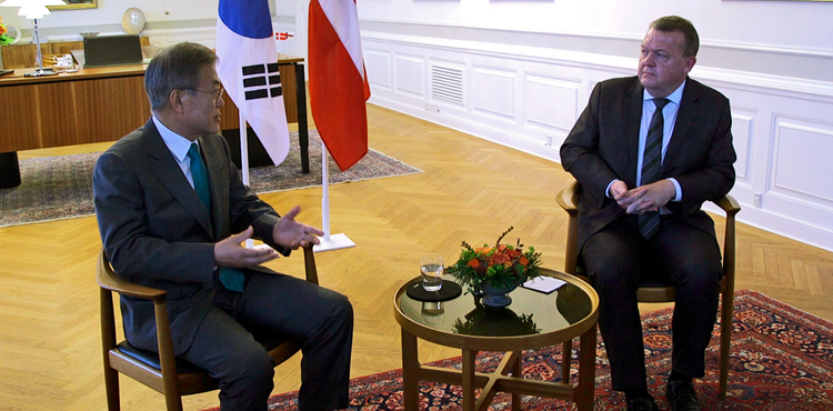 Statsminister Lars Løkke Rasmussen i samtale med Sydkoreas præsident Moon på statsministerens kontor