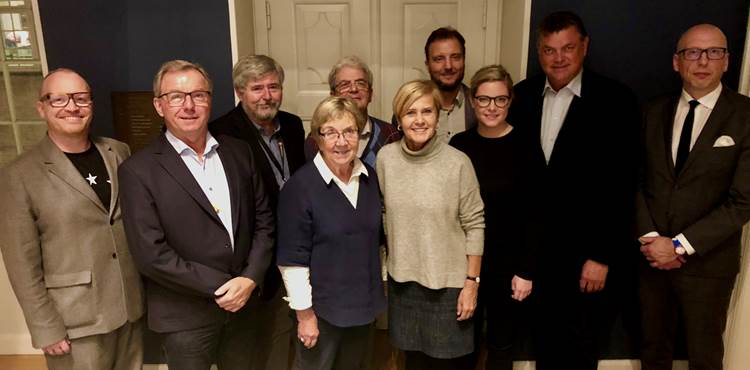 Repræsentanter fra samtlige Folketingets partier sammen med kulturminister Mette Bock