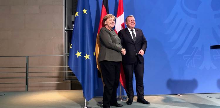 Billede af statsminister Lars Løkke Rasmussen og den tyskel kansler Angela Merkel der giver hånd