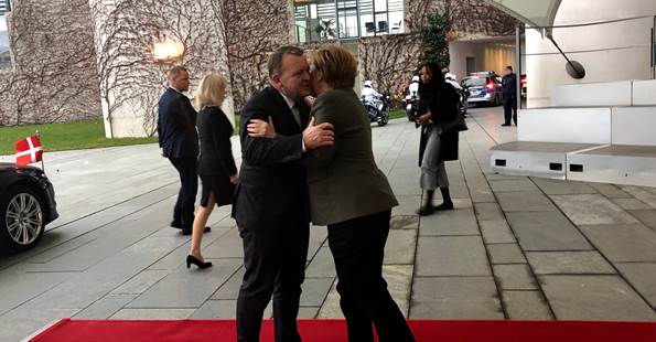 Billedet viser statsminister Lars Løkke Rasmussen og den tyske kansler Angela Merkel kramme