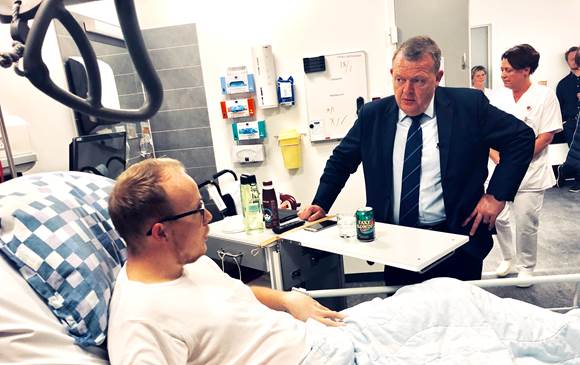 Statsminister Lars Løkke Rasmussen taler med patient på Slagelse Sygehus