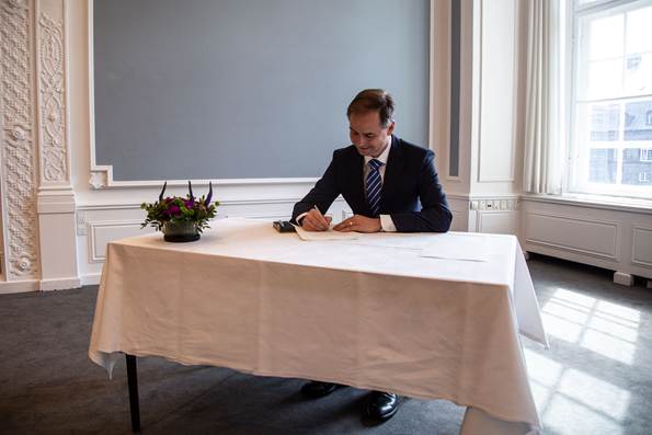 Finansminister Nicolai Wammen underskriver løfteerklæring om at overholde grundloven