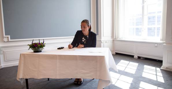 Social- og indenrigsminister Astrid Krag underskriver løfteerklæring om at overholde grundloven