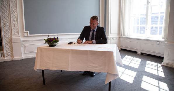 Erhvervsminister Morten Bødskov underskriver løfteerklæring om at overholde grundloven