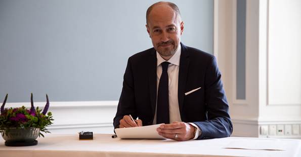 Sundheds- og ældreminister Magnus Heunicke underskriver løfteerklæring om at overholde grundloven