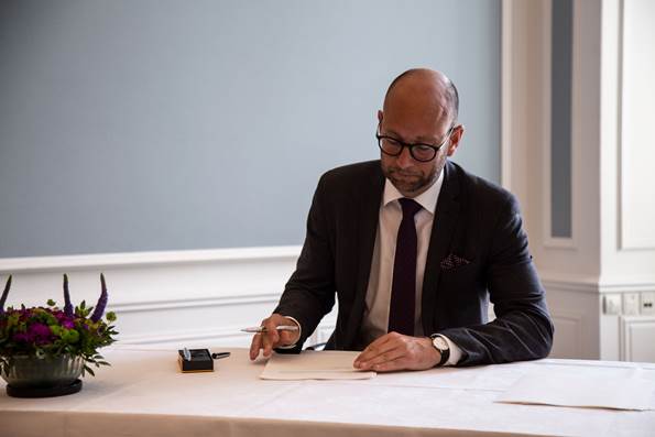 Minister for udviklingssamarbejde Rasmus Prehn underskriver løfteerklæring om at overholde grundloven