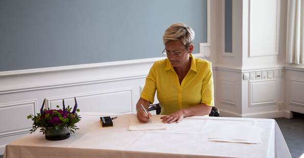 Børne- og undervisningsminister Pernille Rosenkrantz-Theil underskriver løfteerklæring om at overholde grundloven