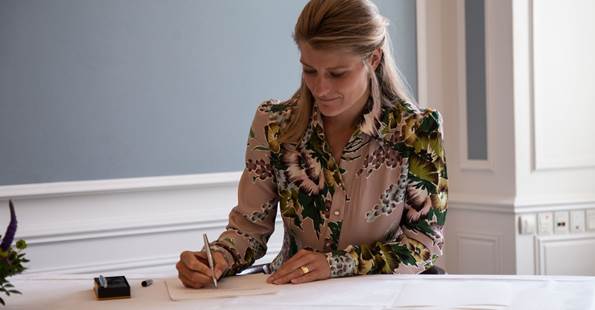 Uddannelses- og forskningsminister Ane Halsboe-Jørgensen underskriver løfteerklæring om at overholde grundloven