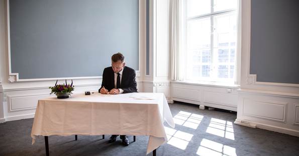 Beskæftigelsesminister Peter Hummelgaard underskriver løfteerklæring om at overholde grundloven
