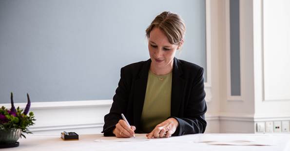 Miljøminister Lea Wermelin underskriver løfteerklæring om at overholde grundloven