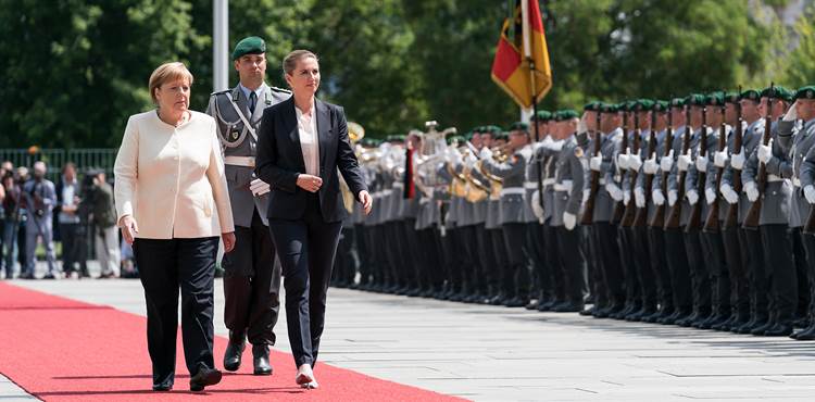 Statsminister Mette Frederiksen og Merkel tilser soldater i Berlin