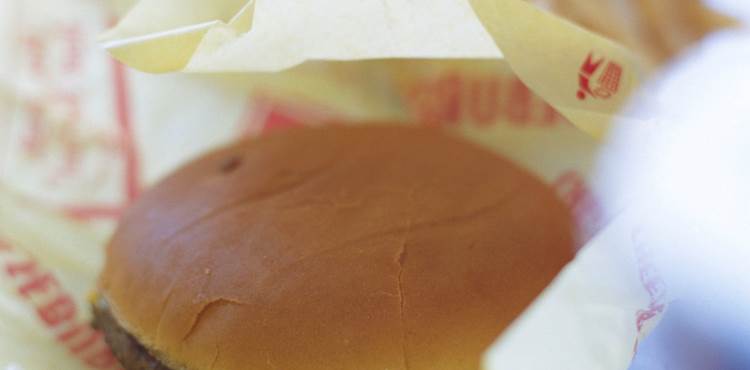 Nærbillede af hambuger i burgerpapir